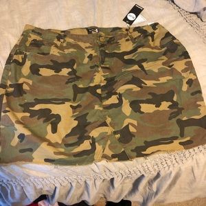 boohoo camo skirt  18 new with tags